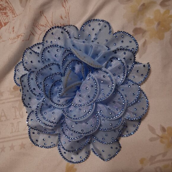 stunning  flower brooch - Picture 1 of 1